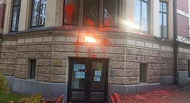 Helsinki'deki Türk Büyükelçiliği Saldırıya Uğradı: Boyalı ve Sis Bombalı Saldırı Gerçekleşti
