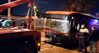 Belediye otobüsü ile otomobil kafa kafaya çarpıştı! Ölü ve yaralılar var