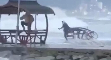 Dalgalar arasında resim çekerken az kalsın canından oluyordu!