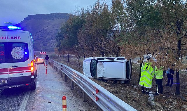 Manisa'da bariyerlere çarpan araç yan yattı!