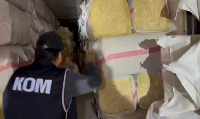 Osmaniye'de Saman yüklü tırda 2 bin 600 paket kaçak sigara ele geçirildi!